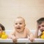 Până la ce vârstă e în regulă ca cei mici să facă baie împreună?