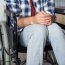 Un tânăr cu dizabilități, care nu poate merge nici singur la baie, a fost umilit la comisia de evaluare: „Ar putea pune marfă pe raft la magazin”