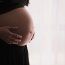 O minoră de 13 ani însărcinată cu iubitul de 19 ani a fost la un pas de moarte. A fugit din centrul de plasament pentru a locui cu tânărul