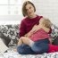 Mamele care aleg să alăpteze mai mult de doi ani. Decizia care încă naște discuții aprinse în grupurile de părinți