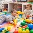 Înscrierea la creșă a devenit proba de supraviețuire a părinților care muncesc. Ce trebuie să știi înainte să începi căutările