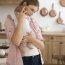 Depresia postnatală nu arată mereu ca o mamă care plânge. Uneori arată ca o mamă care funcționează perfect și se stinge încet