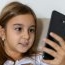 Am vrut să nu fie „ultimul copil din clasă fără telefon” și acum regret amarnic decizia. De la ce vârstă TREBUIE să aibă un copil telefon