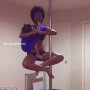 Nimic nu este imposibil! O arata o mama care isi alapteaza copilul in timp ce danseaza la bara