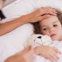 Cum scădem febra copilului acasă? Când mergem la spital?