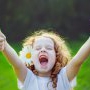 5 emoții pozitive care trebuie să facă parte zilnic din viața copilului tău