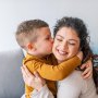 Studiu: mamele se simt mai bine în pielea lor decât femeile fără copii
