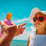 Medic dermatolog: copiii trebuie învățați că pălăria și tricoul sunt obligatorii la soare