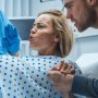 Sfatul medicilor: Nu mai țipați la naștere!