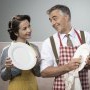3 strategii care îți vor face soțul să spele vasele în fiecare seară