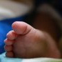 Un nou născut moare după ce mama lui este forțată să nască în picioare