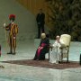 VIDEO: Reacția înduioșătoare pe care Papa Francisc a avut-o când o fetiță a urcat pe scenă și a început să se joace