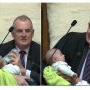 Un politician își hrănește bebelușul de 6 săptămâni în plină dezbatere politică în Parlament