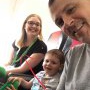 O mămică pe aeroport avea un lanț verde în jurul gâtului, iar ea și copilul ei au fost tratați cu PRIORITATE! De ce s-a întâmplat asta
