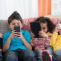 Să nu exageram cu limitarea timpului în fața ecranelor! Sănătatea copiilor nu este afectată, spune un studiu