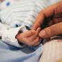 Un bebeluș a murit după ce părinții l-au culcat între ei