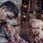 Ședință foto horror! O mamă își transformă fetița de 1 an în zombie și internetul o ia razna!
