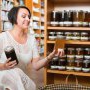 Cum recunoști mierea falsă de pe rafturile magazinelor