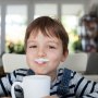 De ce copilul trebuie să bea lapte integral, și nu degresat
