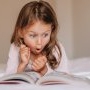 La ce vârstă încep copiii să citească și să scrie