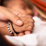 Un cuplu din India au vrut să-și boteze gemenii născuți în plină pandemie, Corona și Covid! Vezi ce i-a făcut să se răzgândească