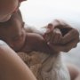 Moment emoționant: Această fetiță își îmbrățișează și sărută mama la naștere