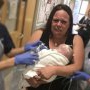 Momentul răvășitor când o mamă își ia adio de la bebelușul ei de 13 săptămâni, după ce micuțul i-a murit în brațe. Așteptase 20 de ani să facă un copil