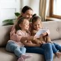 Vești bune pentru părinți: vor primi zile libere ca să stea acasă cu copiii, pe perioada cât școlile sunt închise