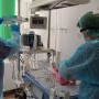 Salvați Copiii intensifică dotarea spitalelor: aparatură medicală performantă ajunge la Petroșani și Făgăraș