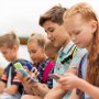 Este timpul să intervii! 12 semne că ai un copil dependent de telefon