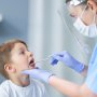 Antibiotice prescrise la copii, pentru gât! Cum îți pot afecta micuțul