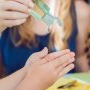 O toxină periculoasă descoperită în dezinfectante! Copiii sunt cei mai expuși!