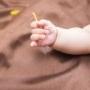 Ața roșie pentru bebeluși: semnificație și superstiții