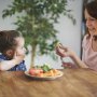 7 trucuri eficiente de la părinții care și-au convins copiii să mănânce legume