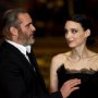 Joaquin Phoenix şi Rooney Mara au devenit părinţi. Au ales un nume superb pentru bebeluș