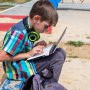 Imagini sfâșietoare! Un băiețel face cursuri online în fața școlii sale pentru că nu are internet acasă