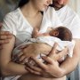 Primele zile acasă ale bebelușului: tatăl poate face tot ce face mama, mai puțin să alăpteze, este o mama fară sâni