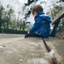 Un băiețel de 4 ani din București a fost bătut de alți copii pentru că nu purta mască