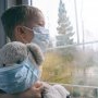 10% dintre bolnavii de COVID-19 din România sunt copii. Ministrul Tătaru: tratamentul „nu se face printr-un antibiotic dat acasă de părinţi”