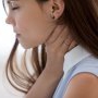 Senzația de nod în gât: emoții sau probleme cu tiroida? Află răspunsul!