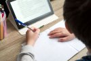 Cum a reușit o școală din Olt să reducă neatenția elevilor din online. Părinții primesc mesaje pe telefon