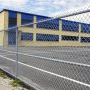 O școală interzice părinților să mai arunce copiii peste gard când întârzie