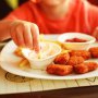 O mamă cere bonei daune emoționale de 600 de dolari pentru că le-a dat copiilor vegetarieni să mănânce nuggets de pui