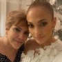 Poză rară cu Jennifer Lopez și mama ei. La 75 de ani pare sora fiicei ei