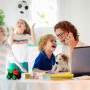Lucratul de acasă și școala online a copiilor afectează mai mult femeile decât bărbații