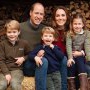 Kate Middleton și Prințul William au publicat fotografia oficială de Crăciun! Mezinul familiei a cucerit planeta cu zâmbetul lui