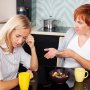 Dileme pe grupurile de mămici: "Cum o fac pe soacră să priceapă să nu îmi mai lege copilul cu panglici?"