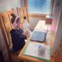 Școala online: „Copii, arătați ceva care miroase frumos!” Alegerea unei fetițe a stârnit hohote de râs pe internet