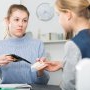 O mamă recunoaște că îi dă bani copilului său ca să meargă la culcare