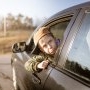 Un hoț fură mașina unei mame cu tot cu copil în ea. Apoi se întoarce, îi face morală femeii și o amenință că sună la poliție